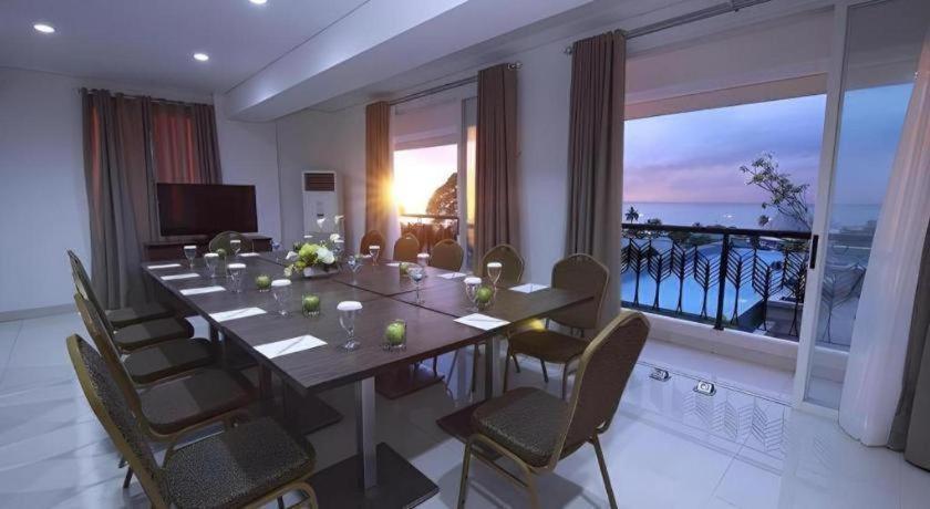 Hw Hotel Padang Extérieur photo